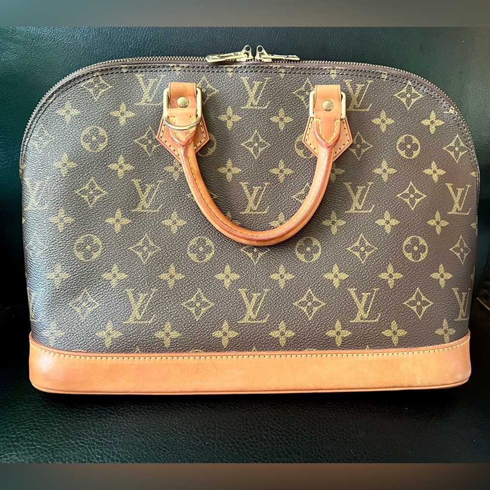 🔥 SALE 🔥 Authentic  Louis Vuitton Monogram Alma MM Hand Bag with D-rings